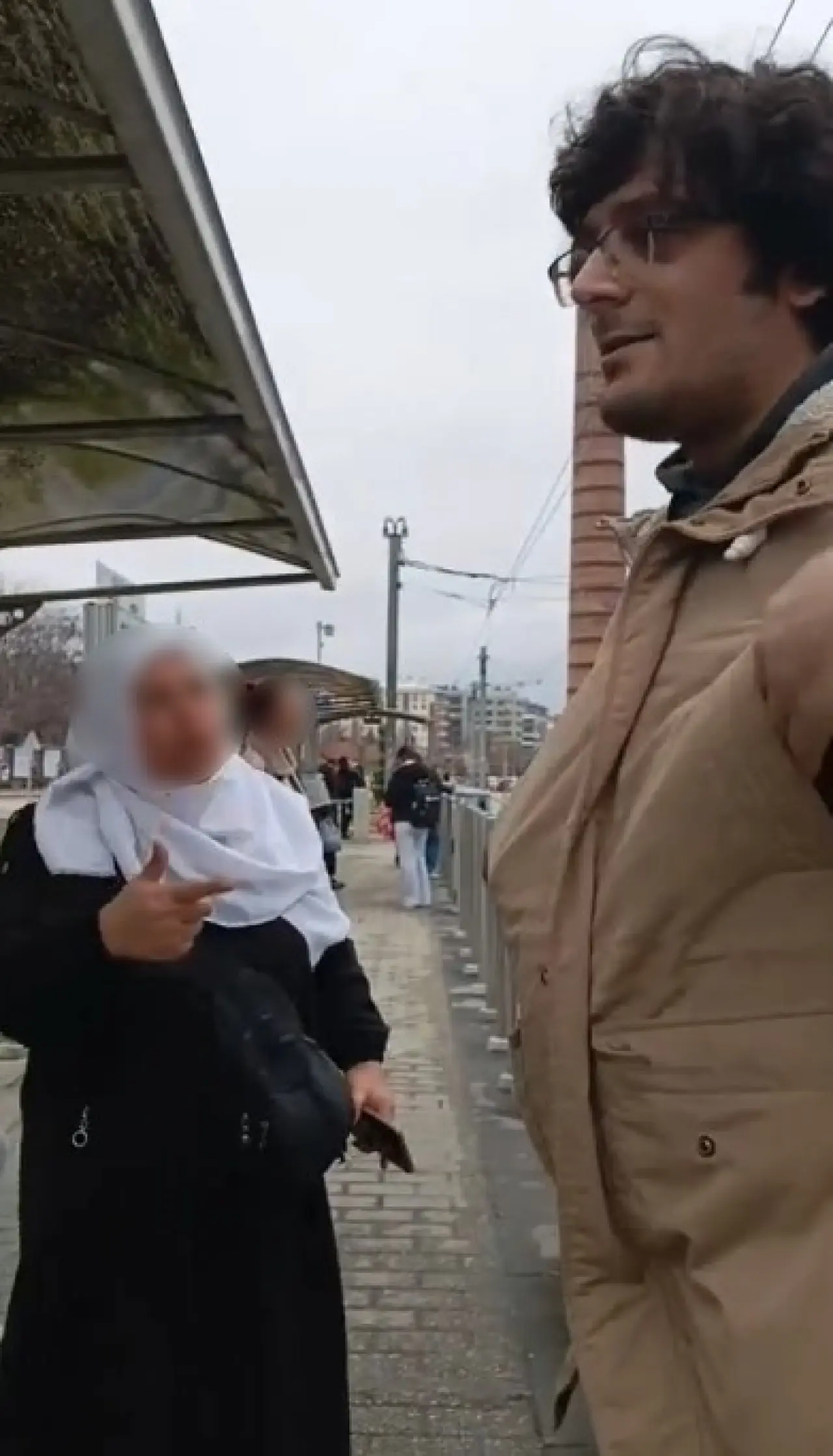 vatandasin-yalan-soyleyerek-dilendigi-iddia-edilen-kadinla-ilginc-tartismasi