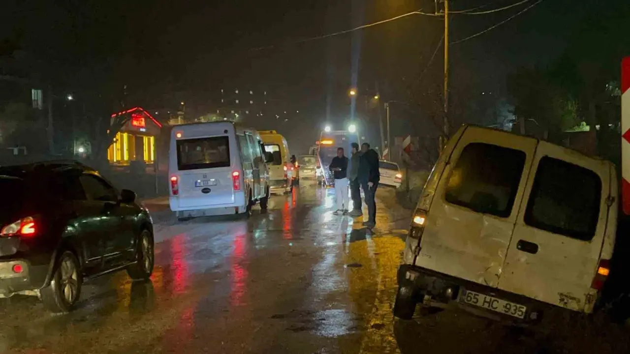 ayni-anda-ayni-caddede-4-kaza-baska-kaza-olmasin-diye-caba-gosterdiler