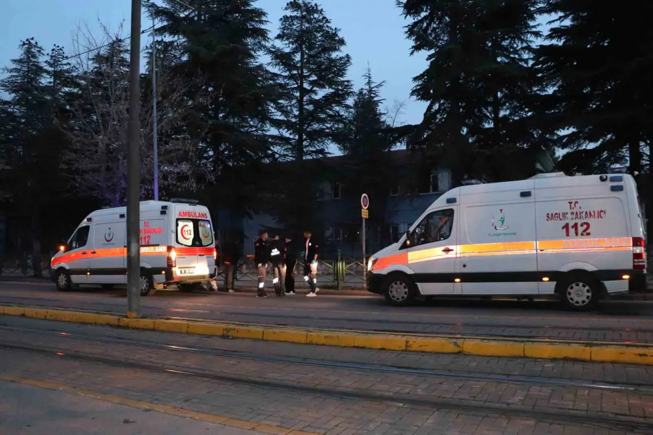 eskisehirde-liselilerin-kavgasi-kanli-bitti-1-yarali