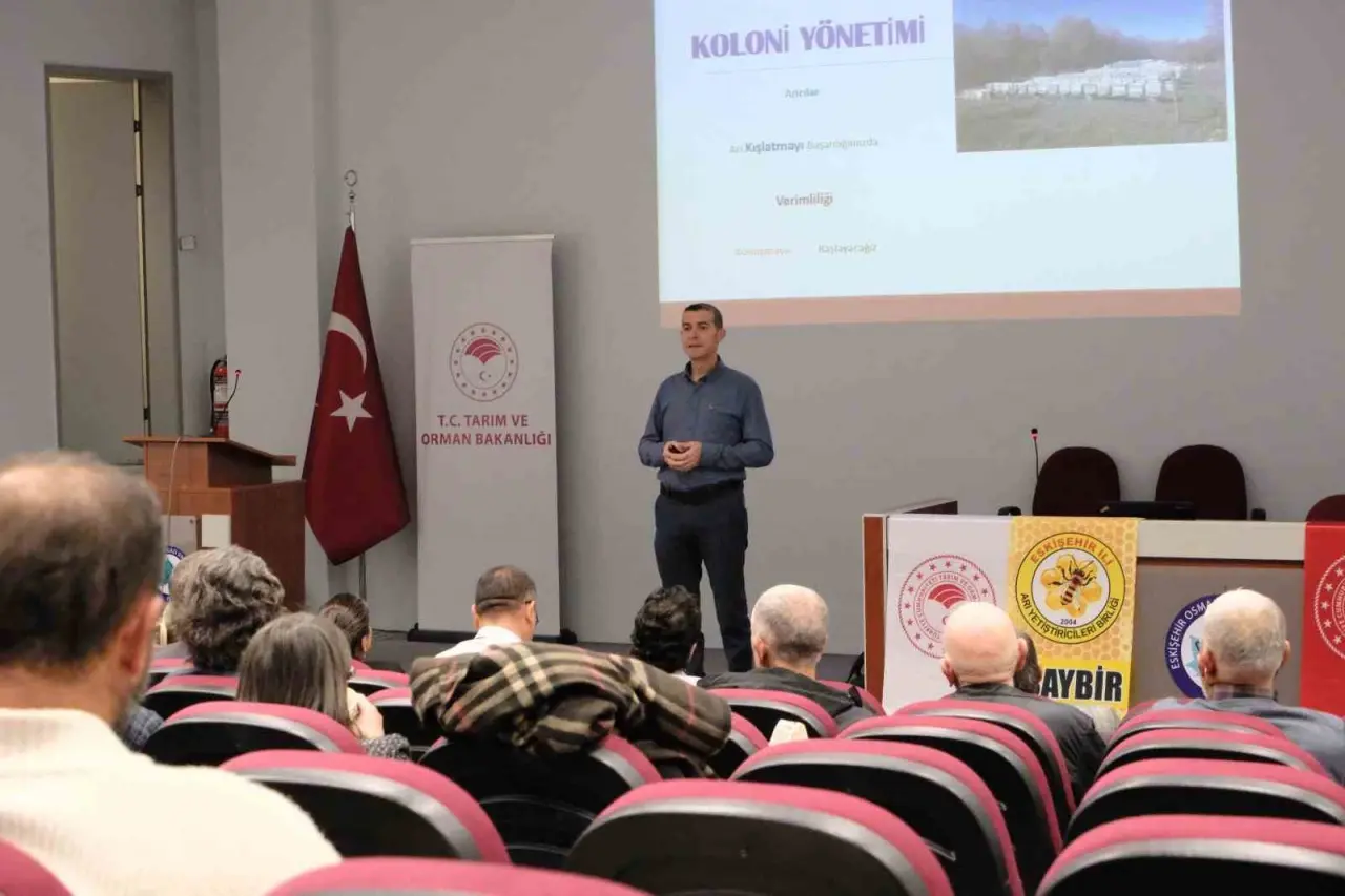 eskisehirde-turkiyede-aricilik-ve-ari-urunleri-paneli-duzenlendi