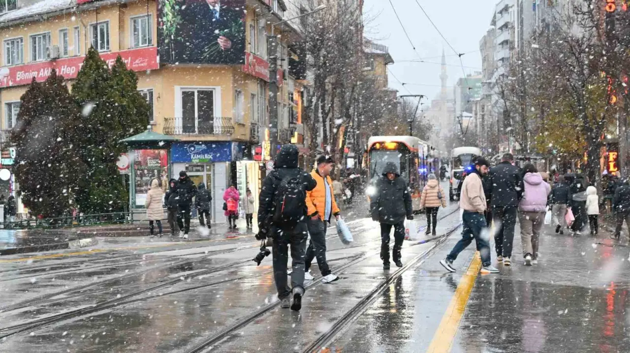 eskisehirde-lapa-lapa-yagan-kar-gorsel-solen-olusturdu
