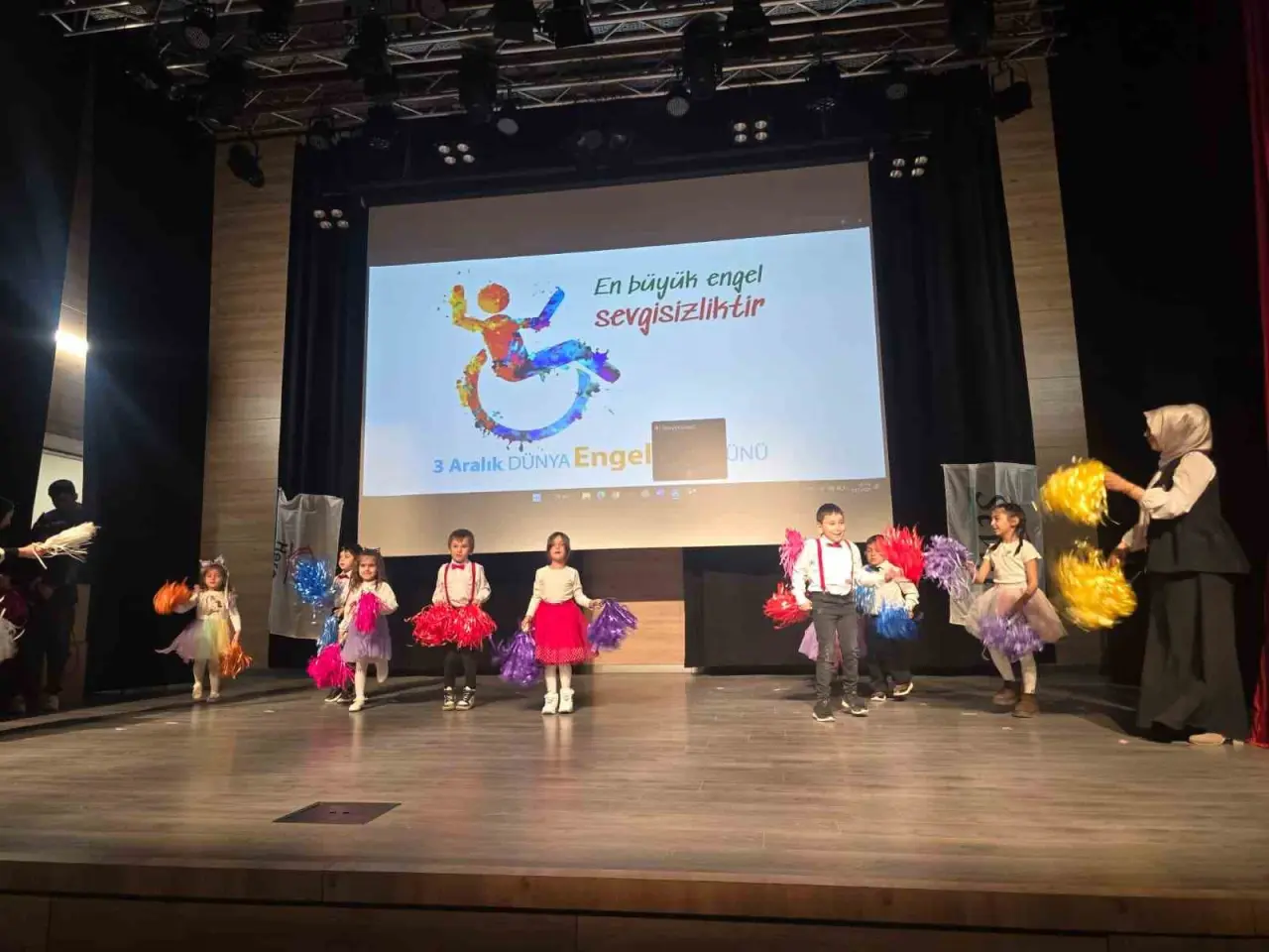ozel-ogrenciler-gonullerince-eglendi