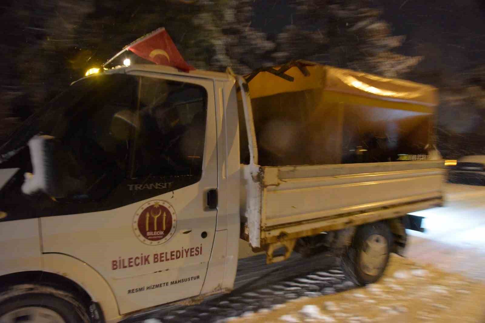 bilecikte-belediye-ekiplerinin-sabaha-saatlerinde-yogun-kar-mesaisi