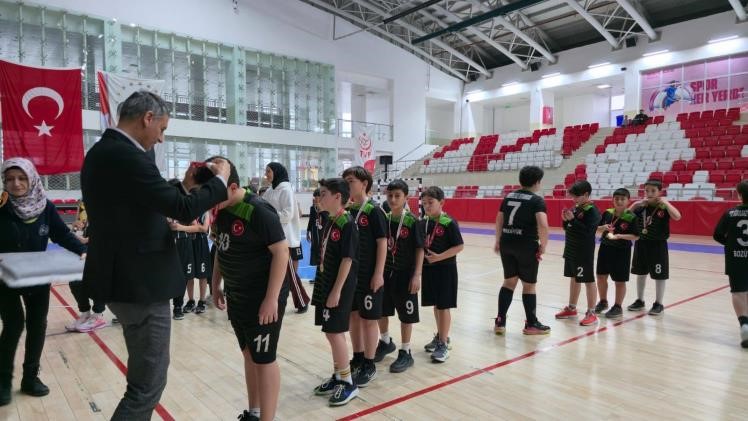 bilecikte-kucuk-erkekler-voleybol-musabakalari-tamamlandi