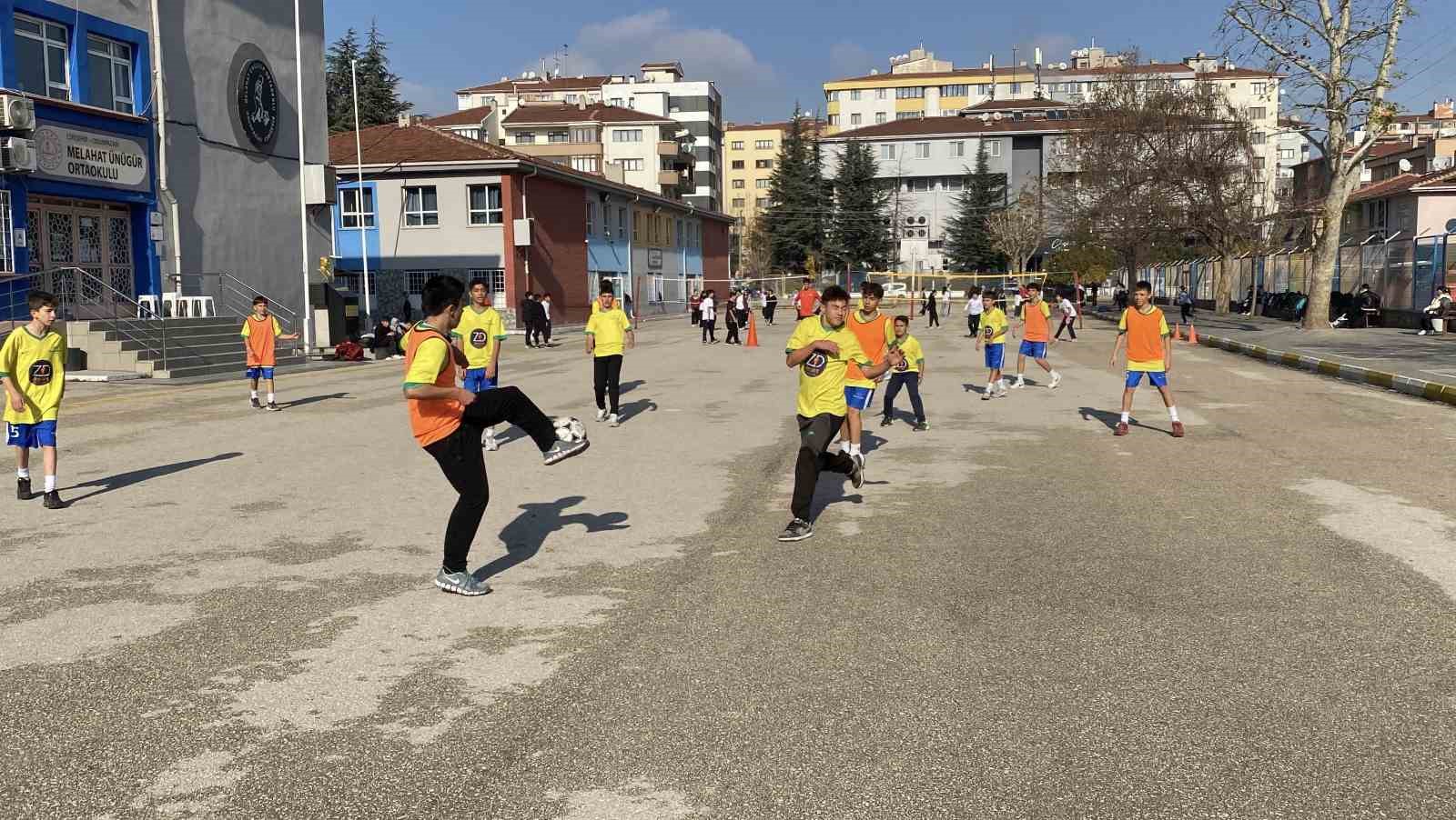 bu-okul-futbol-bransinda-ust-uste-10-yildir-sampiyon
