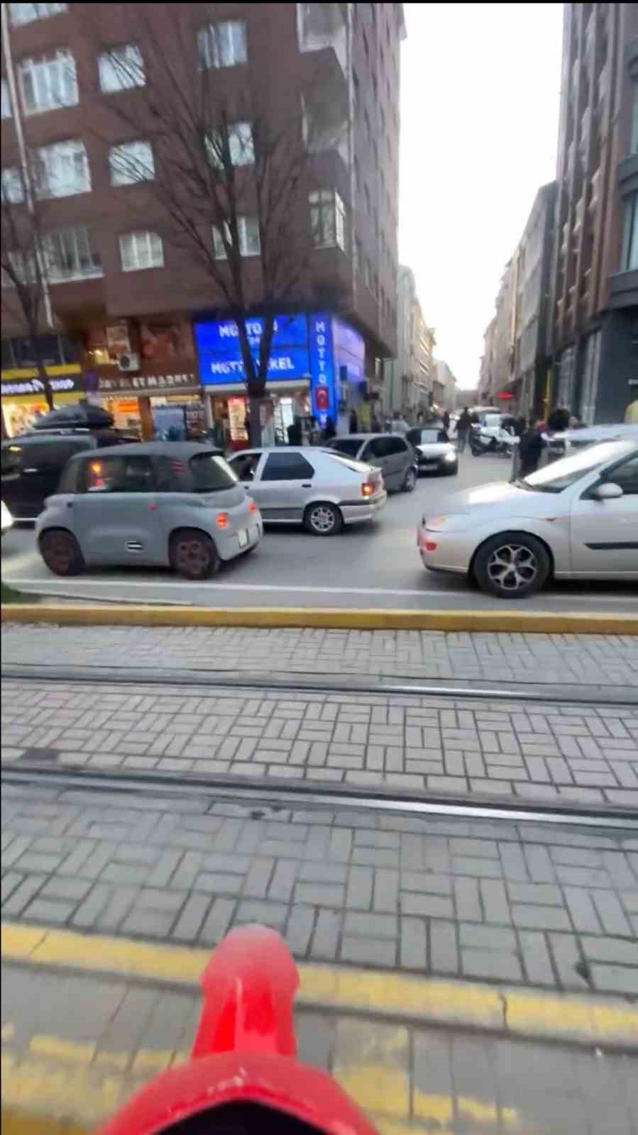 eskisehir-trafigine-takilmamak-icin-tramvay-yolunu-kullandi
