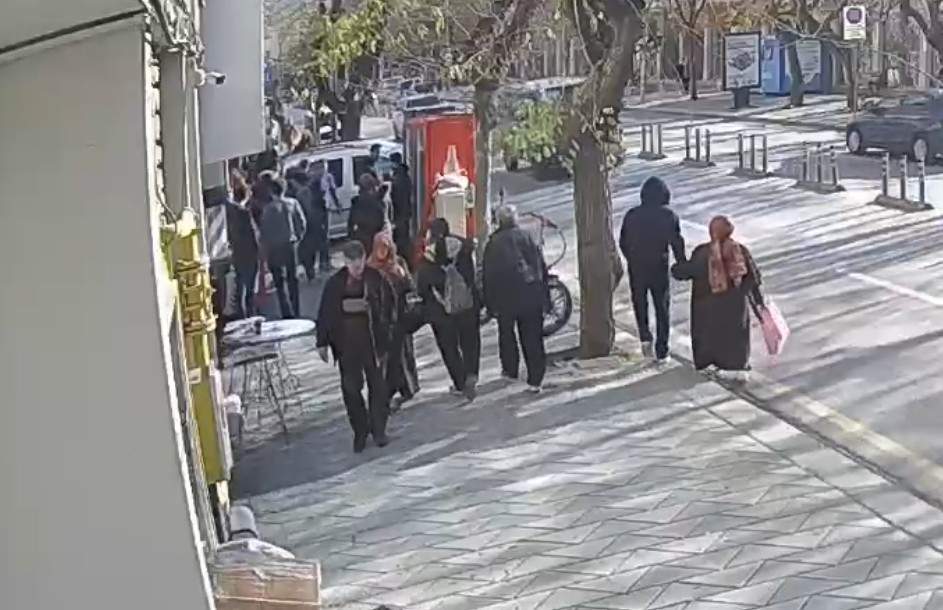 kadinlar-arasinda-cikan-kavga-kameraya-yansidi