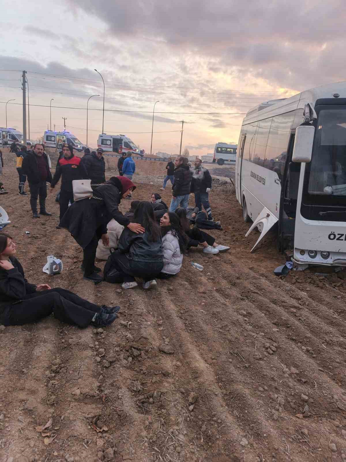 kamyonet-ile-midibus-carpisti-17-yarali