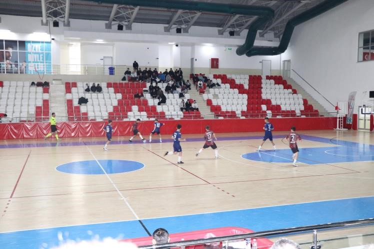 kaymakam-ozturk-okul-sporlari-genc-erkekler-futsal-grup-maclarini-takip-etti