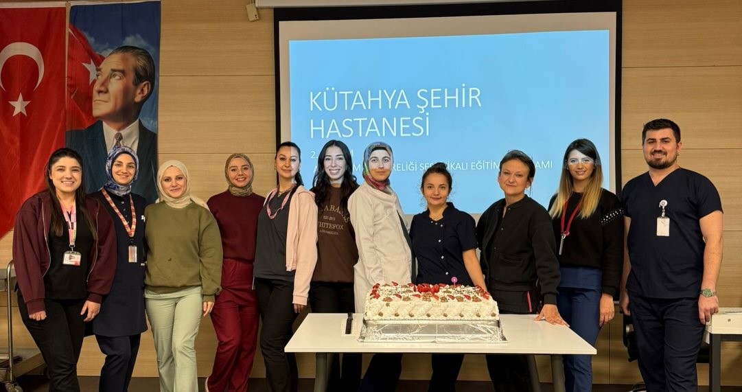kutahya-sehir-hastanesinde-acil-bakim-hemsireligi-egitimi-tamamlandi