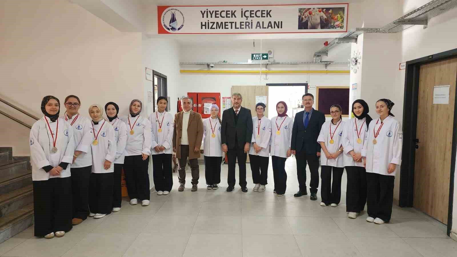 mudur-yilmaz-uluslararasi-yemek-yarismasinda-dereceye-giren-ogrencileri-ziyaret-etti