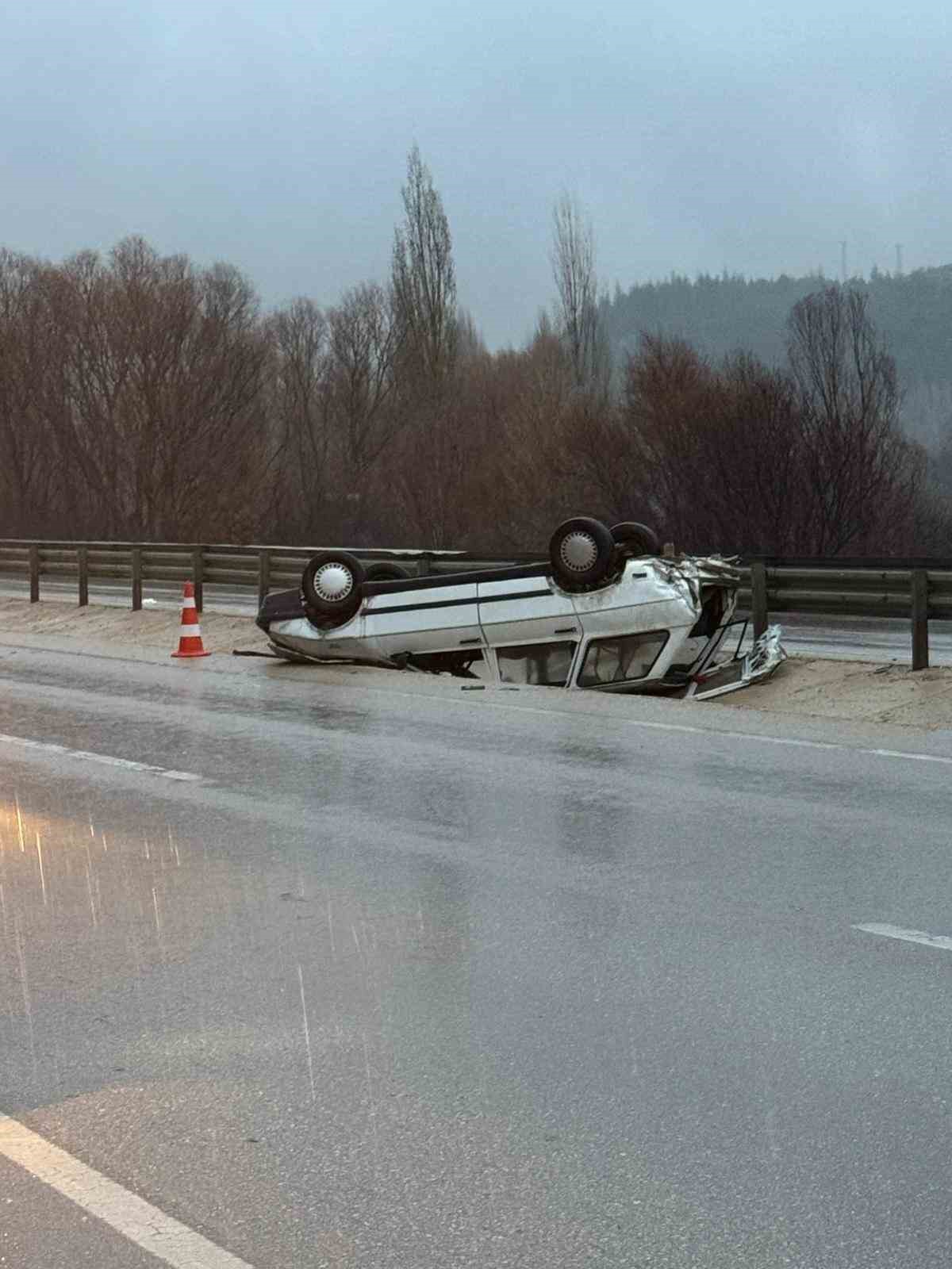 refuje-devrilen-otomobil-surucusu-yaralandi