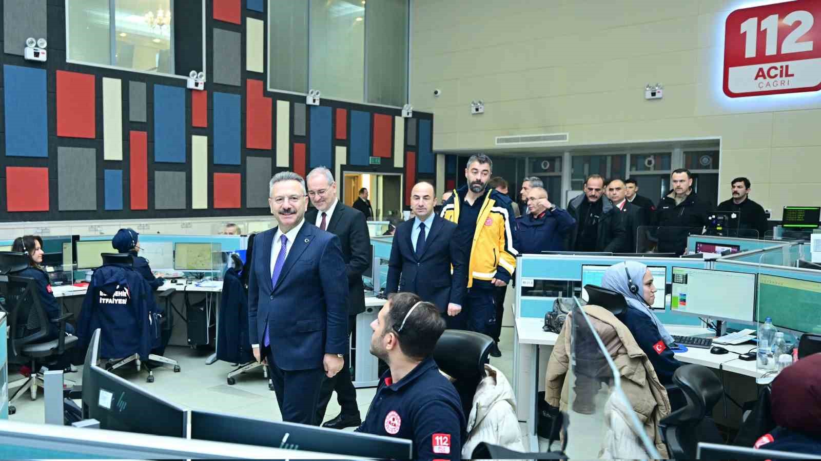 vali-aksoy-12-acil-cagri-merkezi-personelinin-yeni-yilini-kutladi