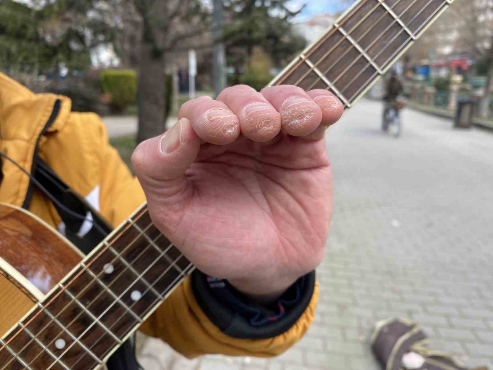 ayni-anda-hem-mizika-hem-de-gitar-caliyor