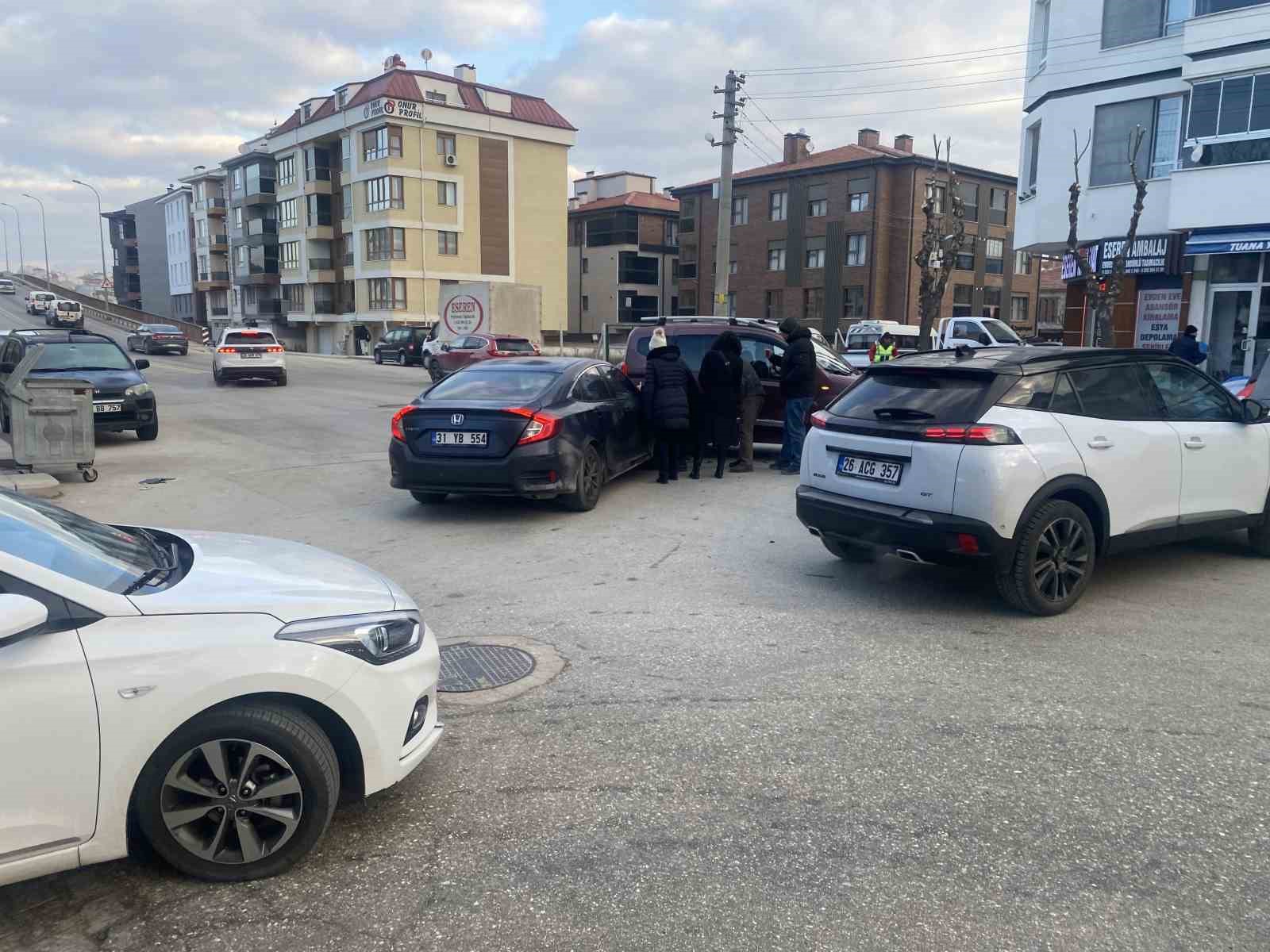 cadde-ile-sokak-kesisiminde-carpisan-2-arac-hasar-gordu