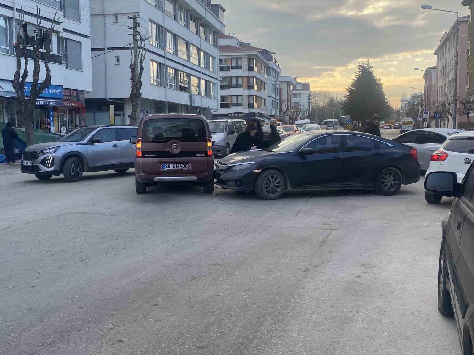 cadde-ile-sokak-kesisiminde-carpisan-2-arac-hasar-gordu