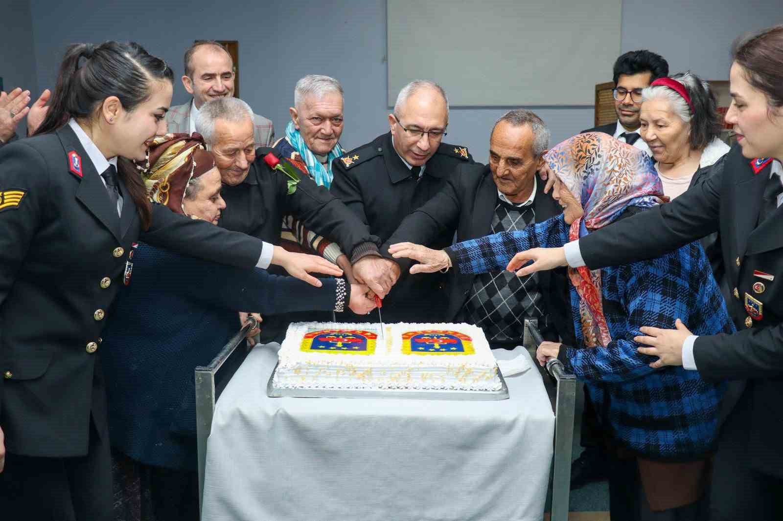 eskisehir-il-jandarma-komutanligindan-huzurevine-anlamli-ziyaret