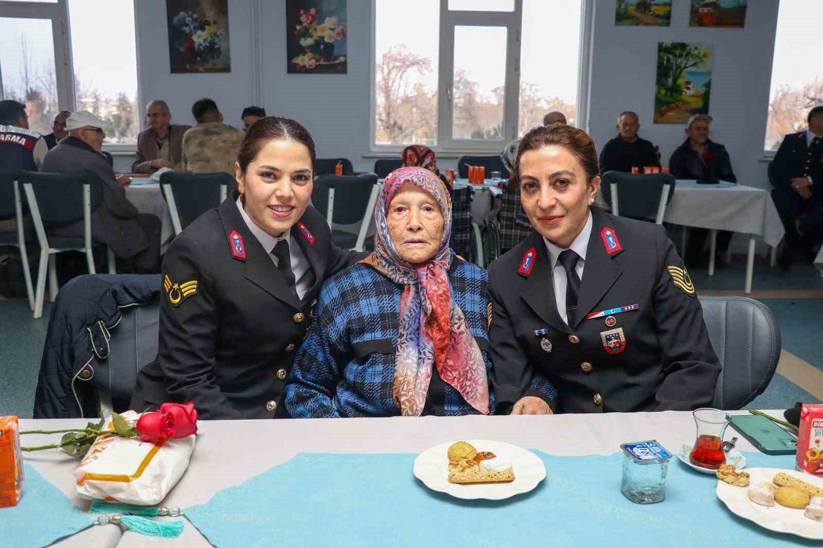 eskisehir-il-jandarma-komutanligindan-huzurevine-anlamli-ziyaret