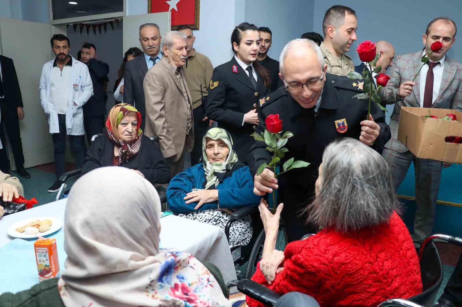 eskisehir-il-jandarma-komutanligindan-huzurevine-anlamli-ziyaret