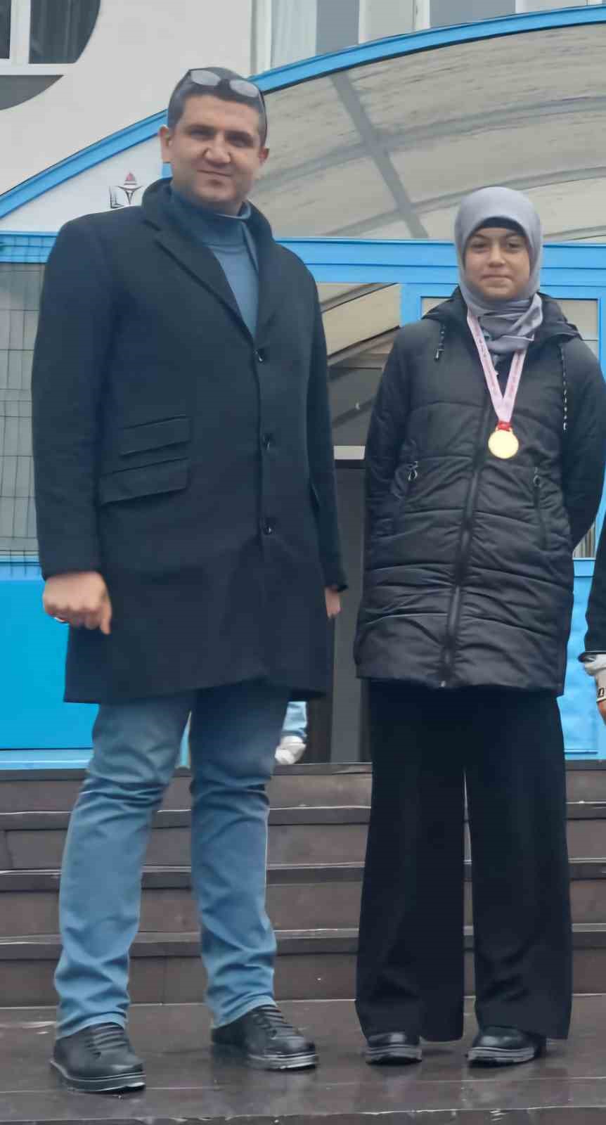 eskisehir-orgeneral-halil-sozer-ortaokulu-ogrencisi-kick-boks-musabakalarinda-turkiye-birincisi-olarak-altin-madalya-kazandi