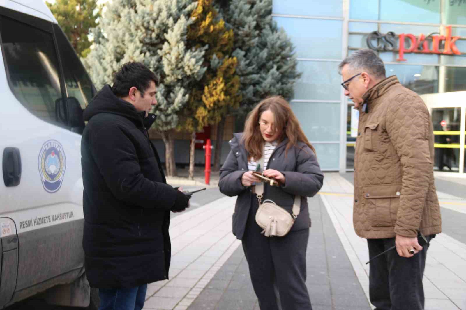 izmariti-yere-atip-ceza-yiyen-ve-sigara-yakan-vatandas-yere-atarsam-bunun-da-parasini-oderim
