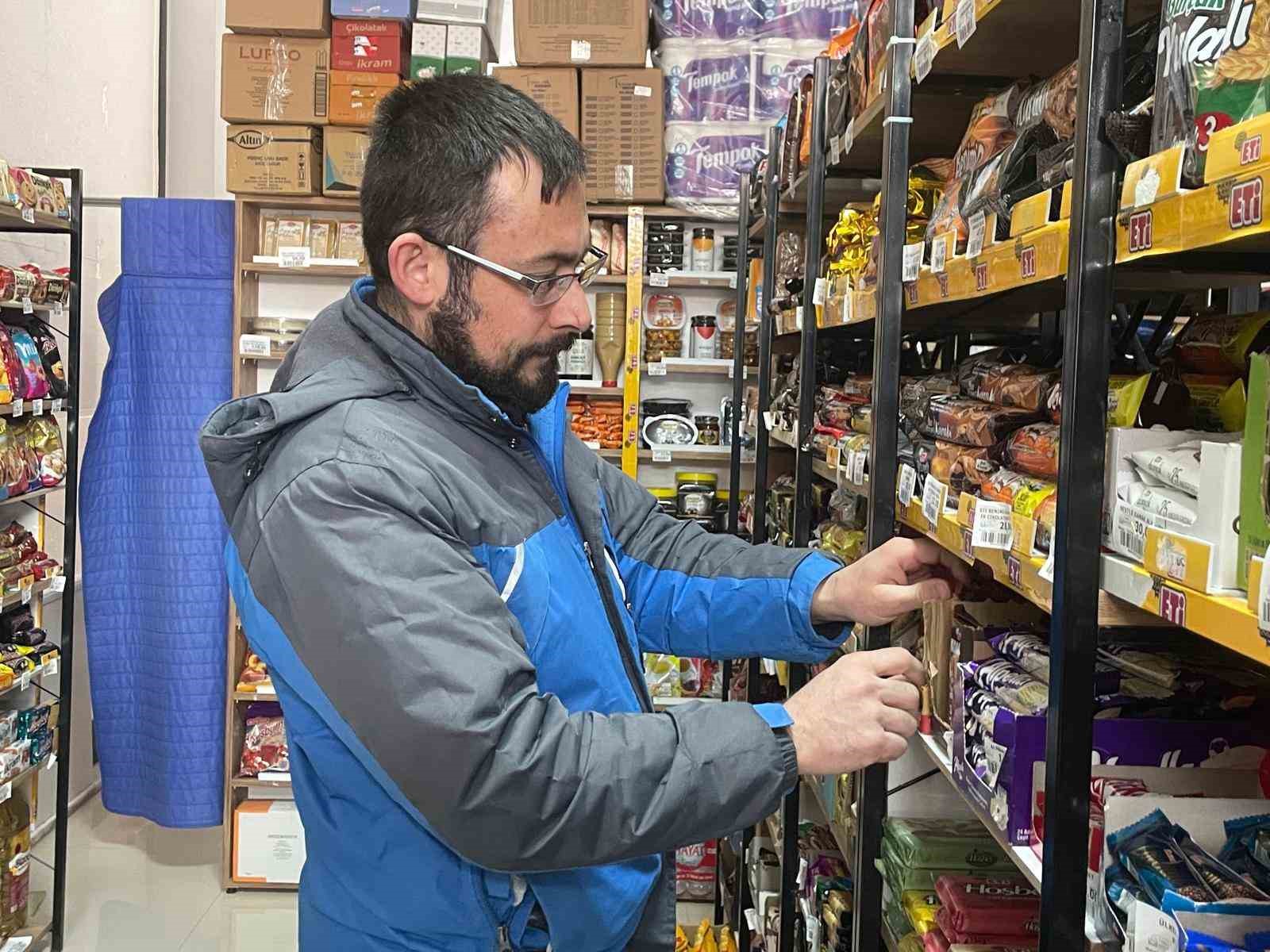 kar-maskesi-takip-market-etrafinda-dolasirken-roman-havasi-oynadilar