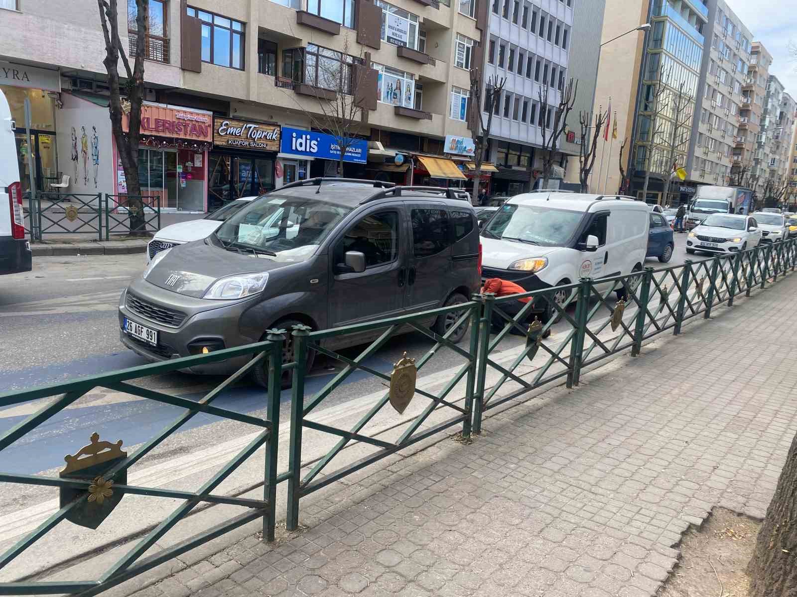 kaza-sonrasi-trafigin-tikanmamasi-icin-gayret-eden-suruculer-takdir-topladi