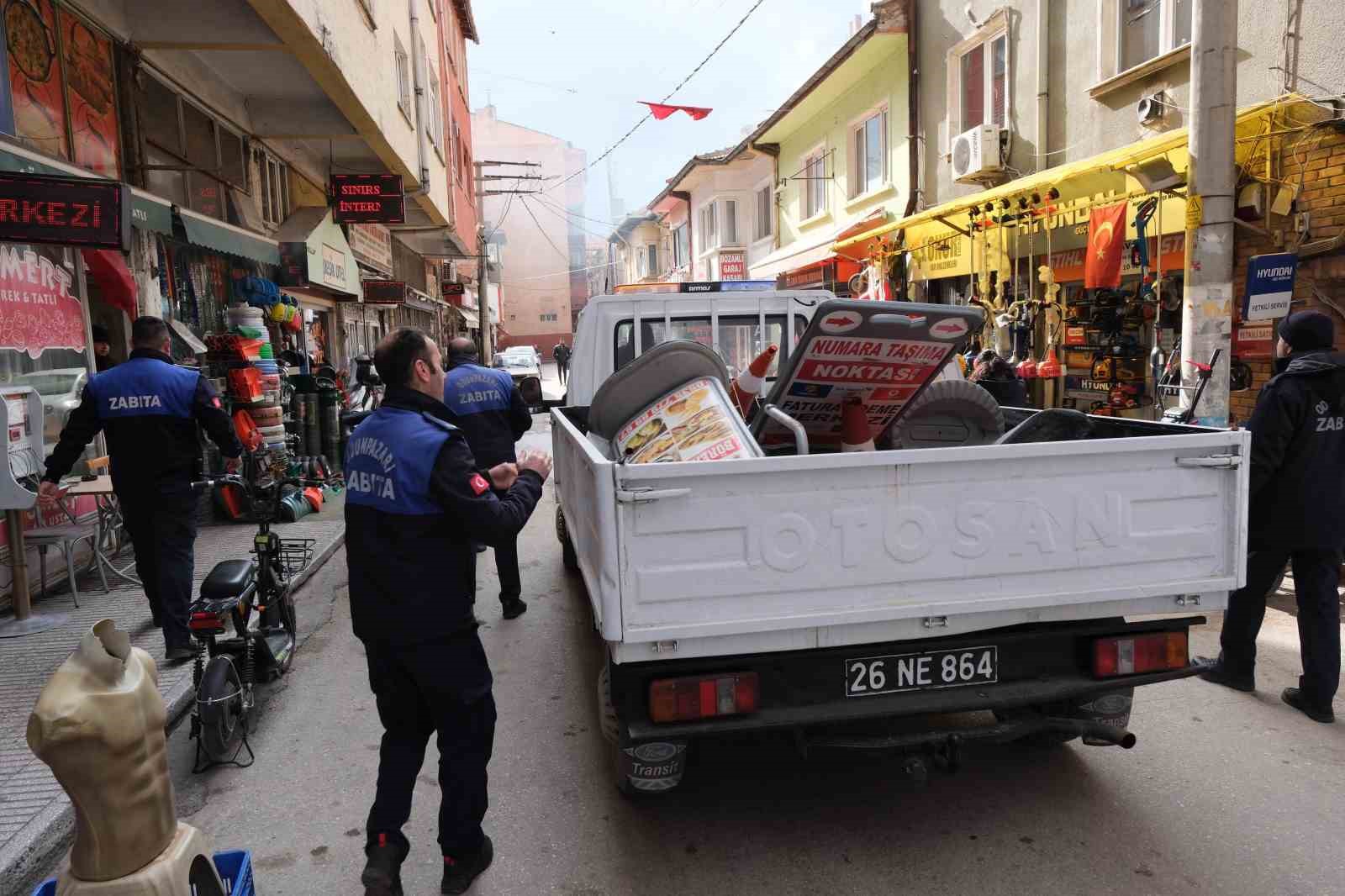 odunpazari-zabita-ekipleri-kaldirim-isgallerine-gecit-vermiyor