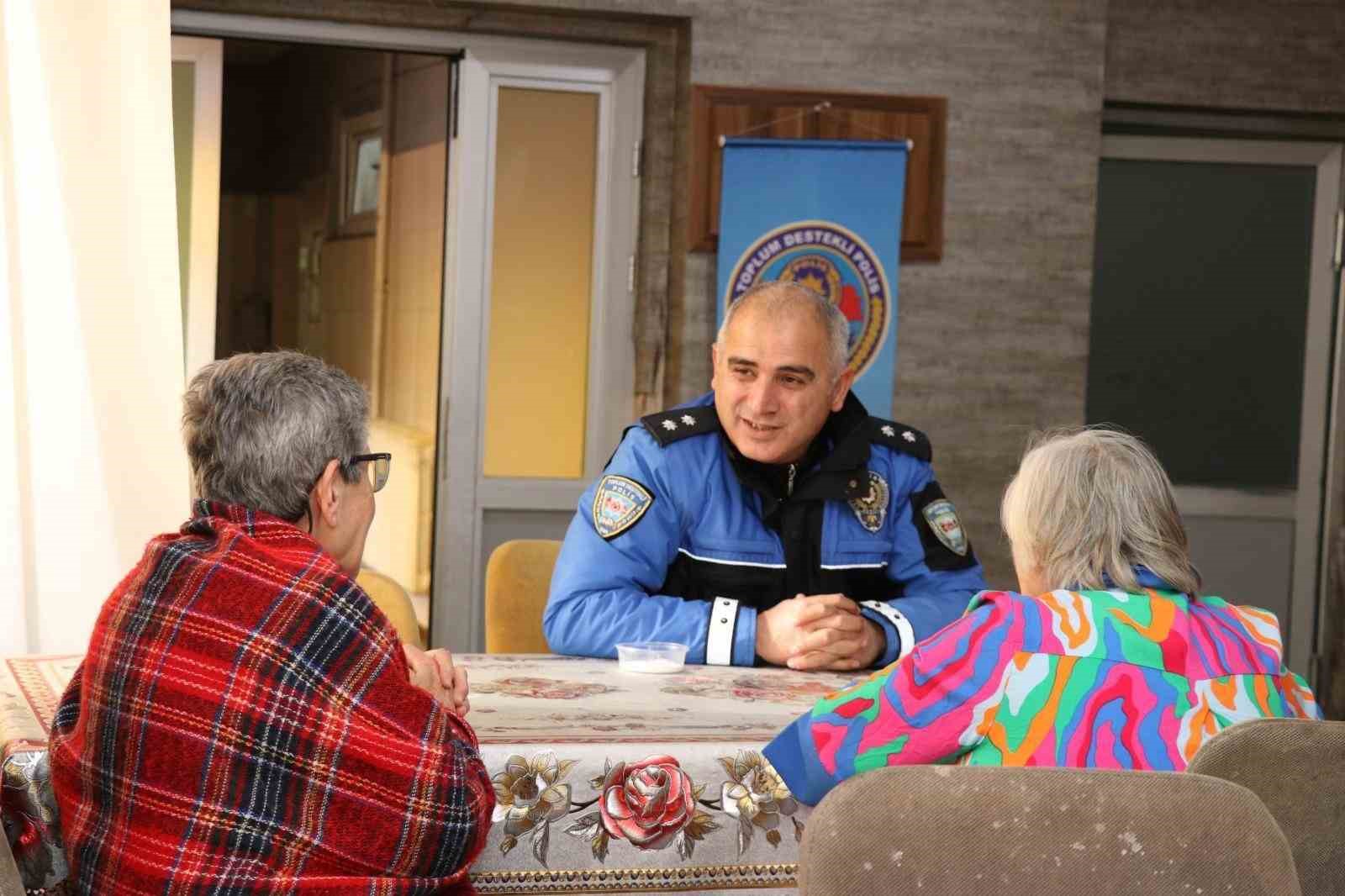 polis-ekipleri-14-subatta-huzurevi-sakinlerini-ziyaret-etti
