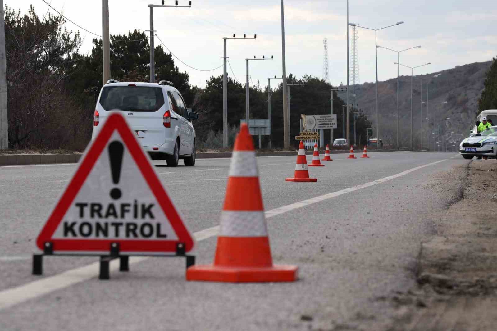 polis-ekiplerince-539-surucu-belgesine-ve-tescil-plakasina-cezai-islem-uygulandi
