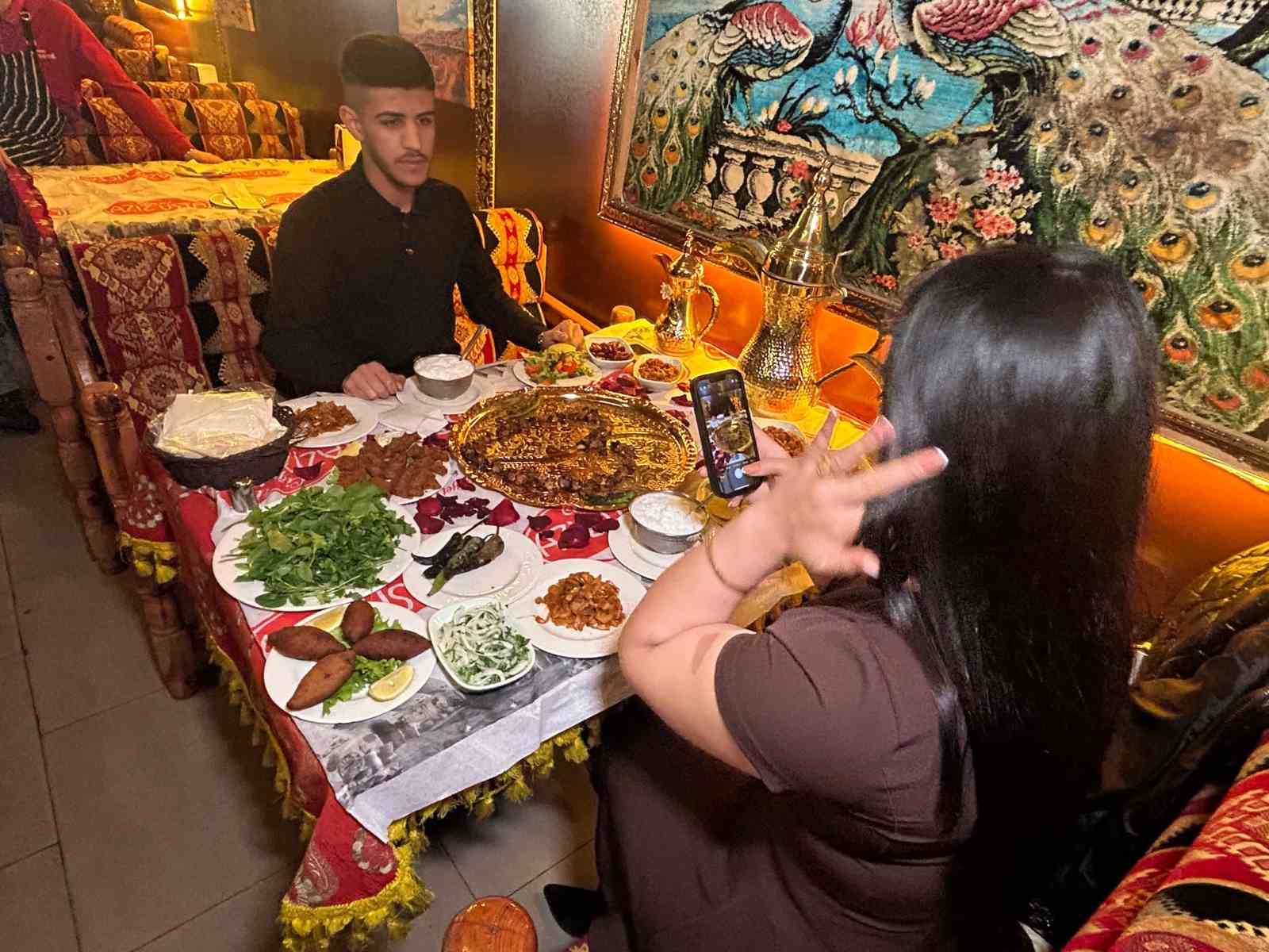sevgiliye-cicek-yerine-ciger-kebap