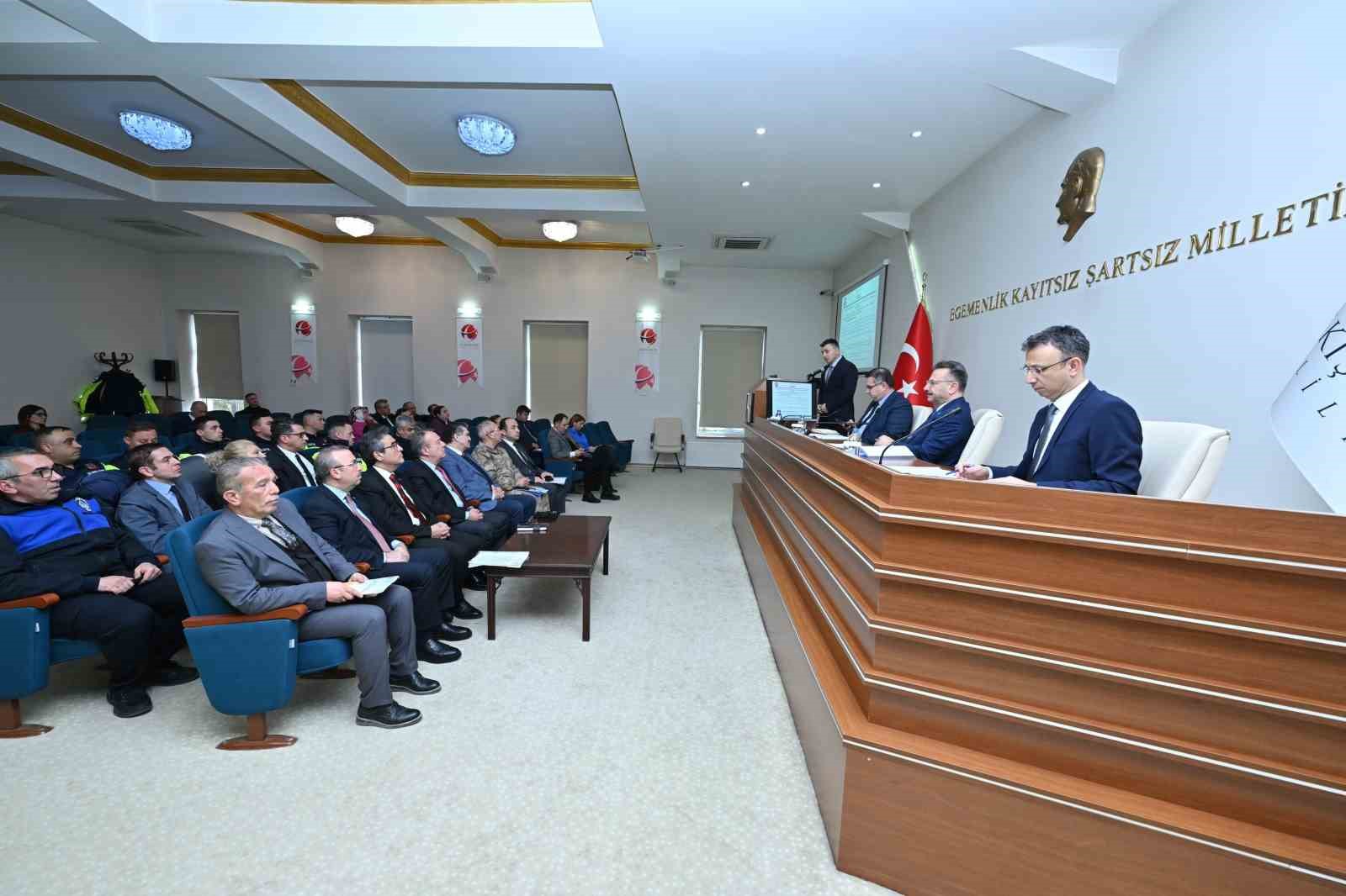 vali-aksoy-baskanliginda-egitimde-yeni-donem-tedbirleri-masaya-yatirildi