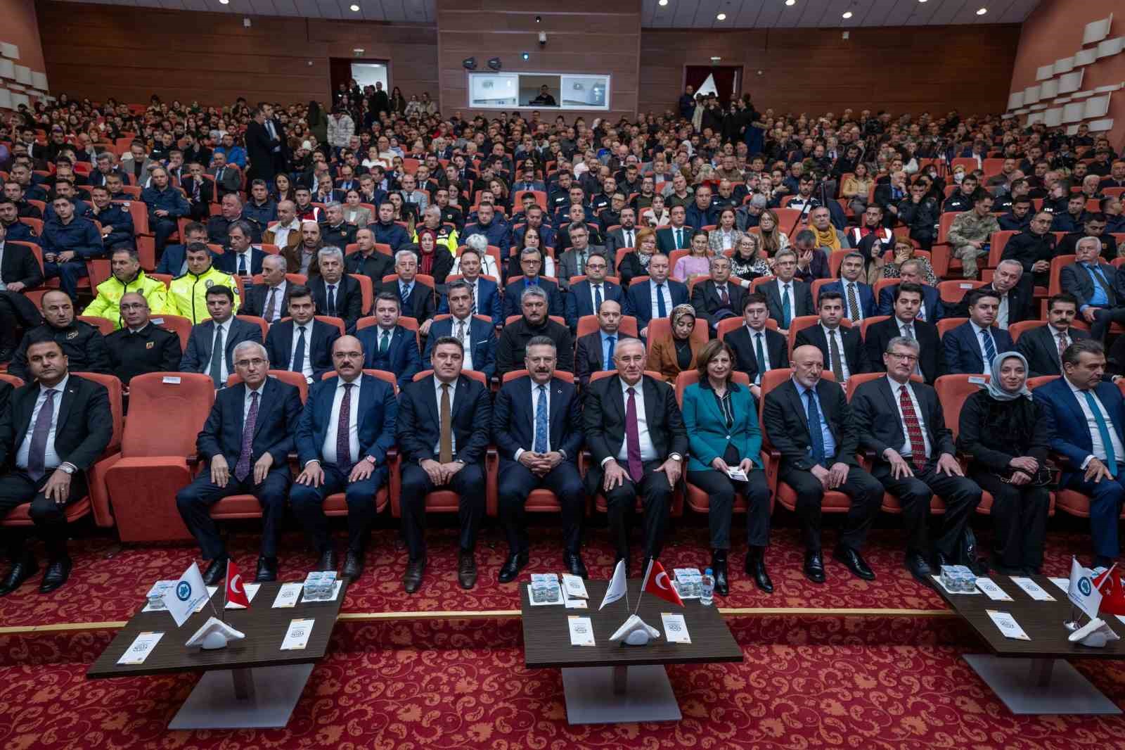 vali-aksoy-kamu-basdenetcisi-akarcanin-duzenledigi-programa-ev-sahipligi-yapti