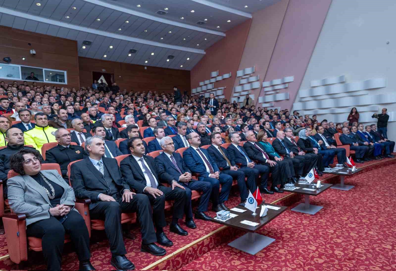 vali-aksoy-kamu-basdenetcisi-akarcanin-duzenledigi-programa-ev-sahipligi-yapti