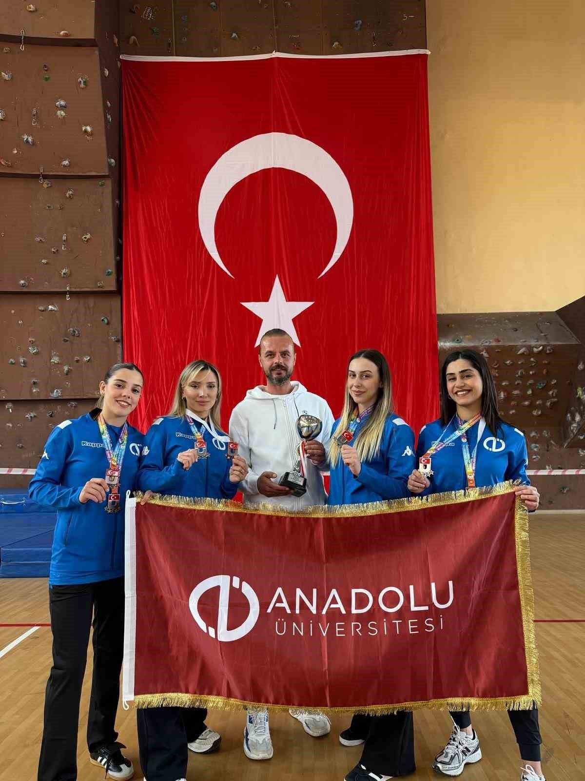 anadolu-universitesi-kadin-karate-takimi-turkiye-ikincisi-oldu