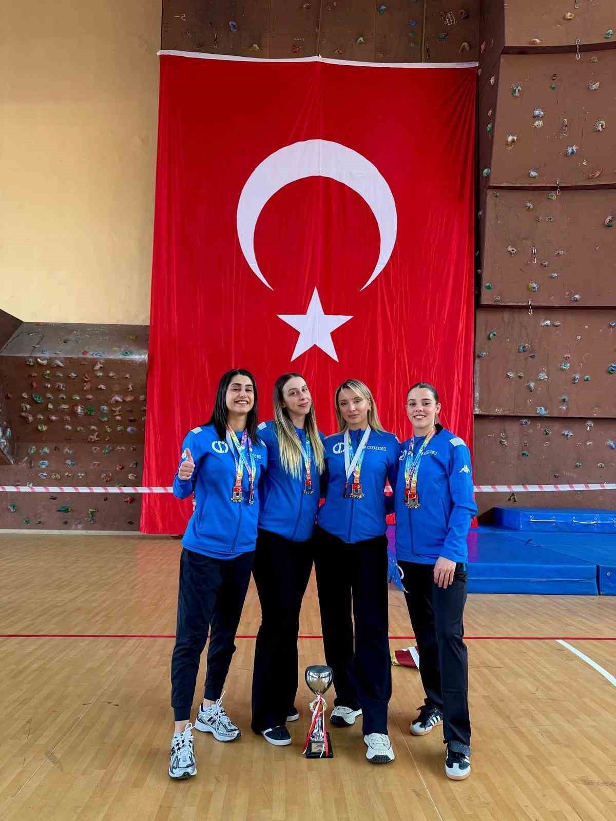 anadolu-universitesi-kadin-karate-takimi-turkiye-ikincisi-oldu