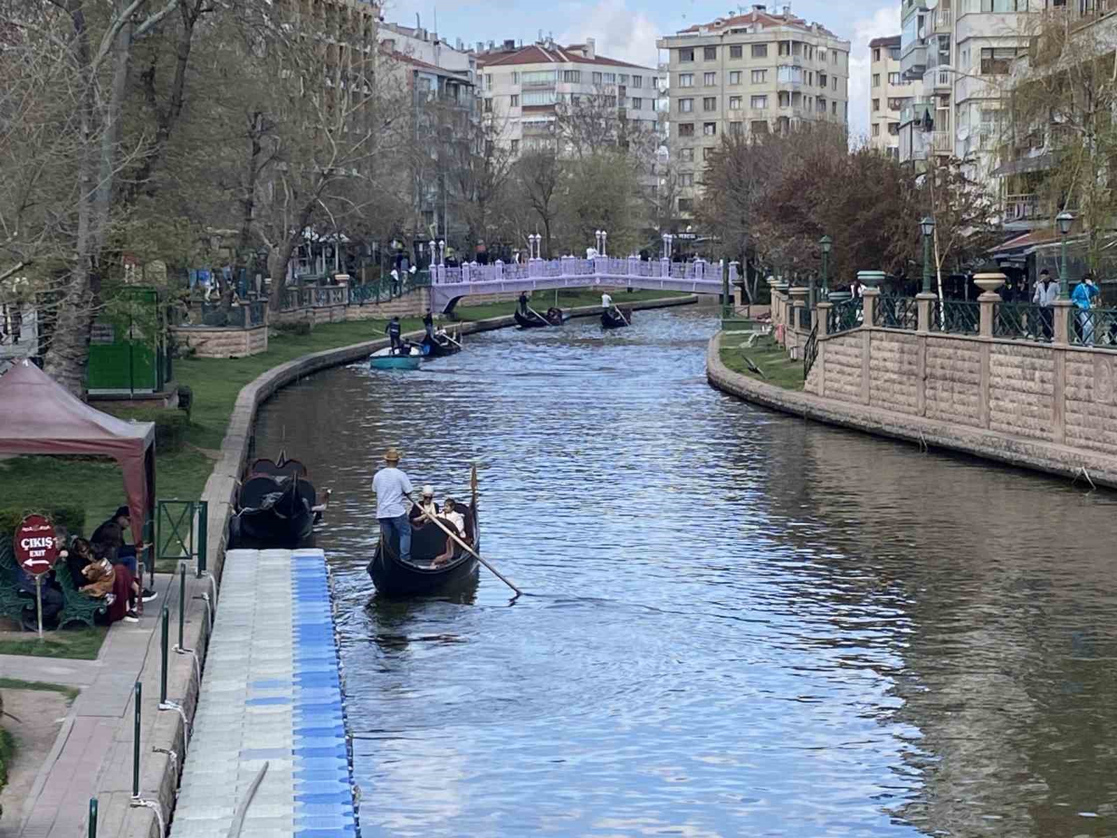 bayramda-eskisehire-gelen-turistler-gondol-seferlerini-yogunlastirdi