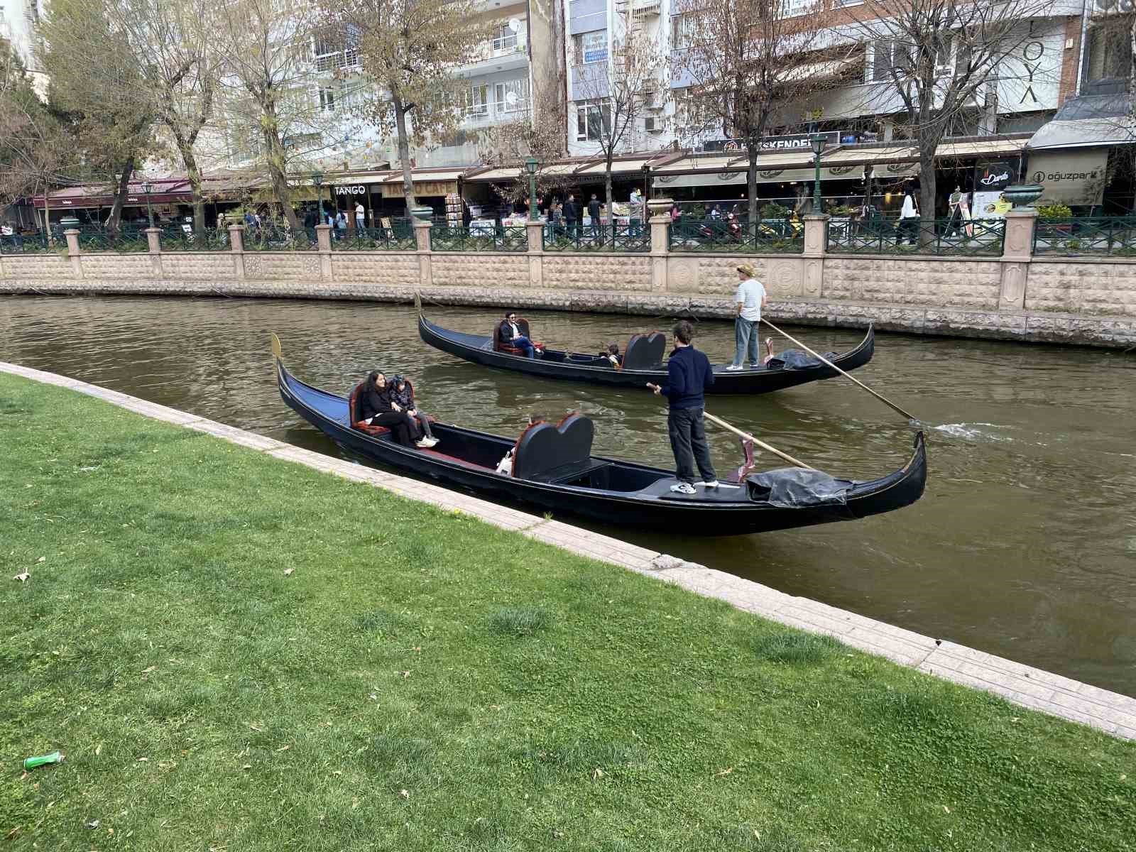 bayramda-eskisehire-gelen-turistler-gondol-seferlerini-yogunlastirdi