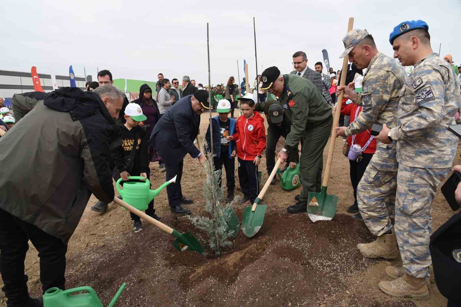 eskisehirde-agac-bayraminda-6-bin-fidan-toprakla-bulustu