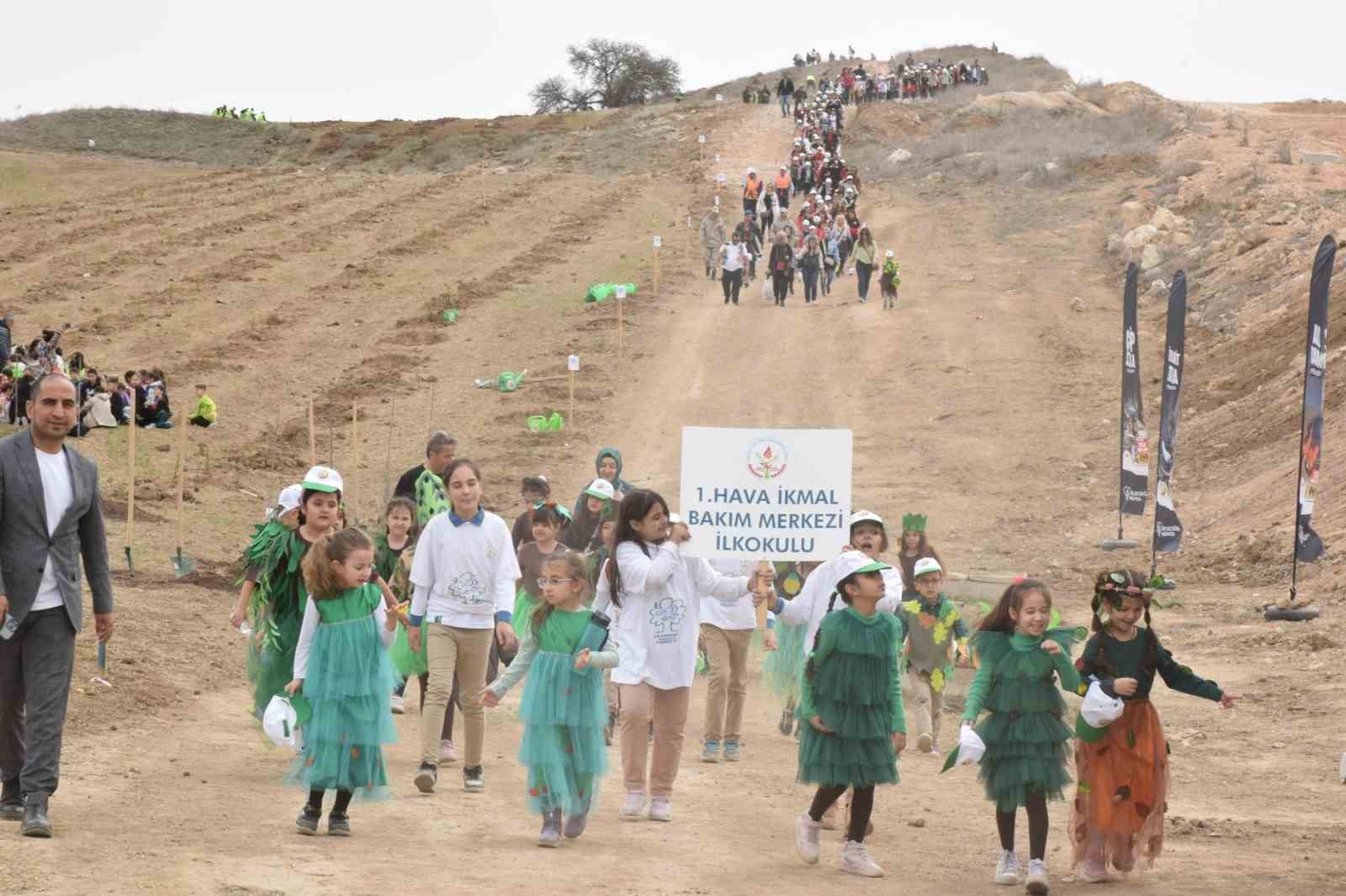 eskisehirde-agac-bayraminda-6-bin-fidan-toprakla-bulustu