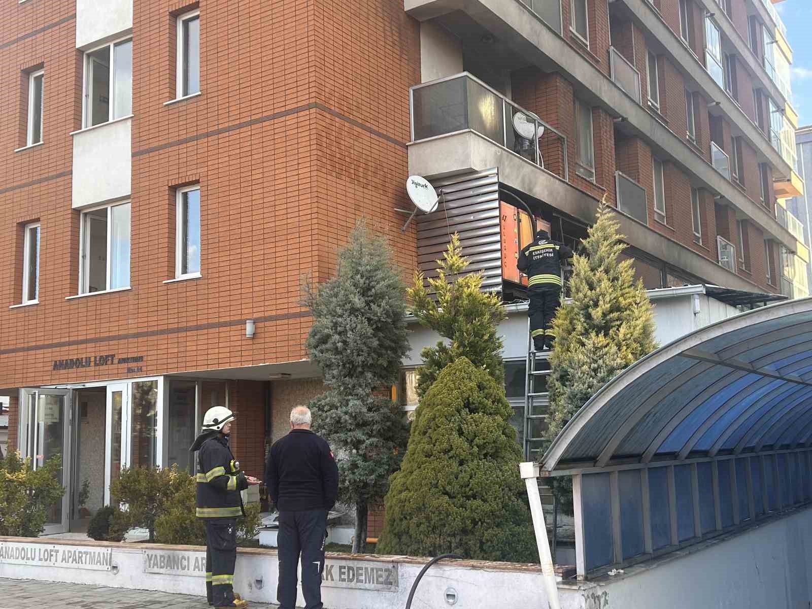 eskisehirde-otelin-kafeteryasinda-cikan-yangin-panige-neden-oldu
