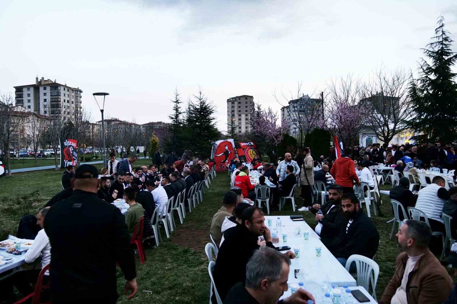 eskisehirde-ramazan-boyunca-iftar-sofralari-kuruldu