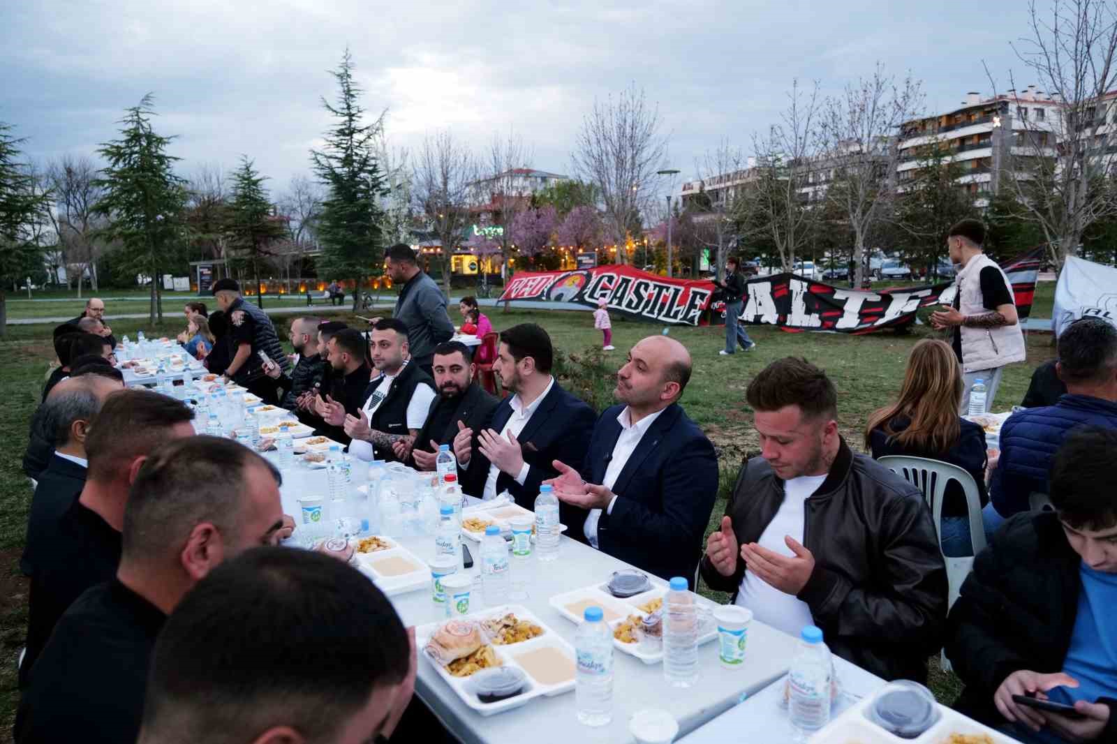 eskisehirde-ramazan-boyunca-iftar-sofralari-kuruldu
