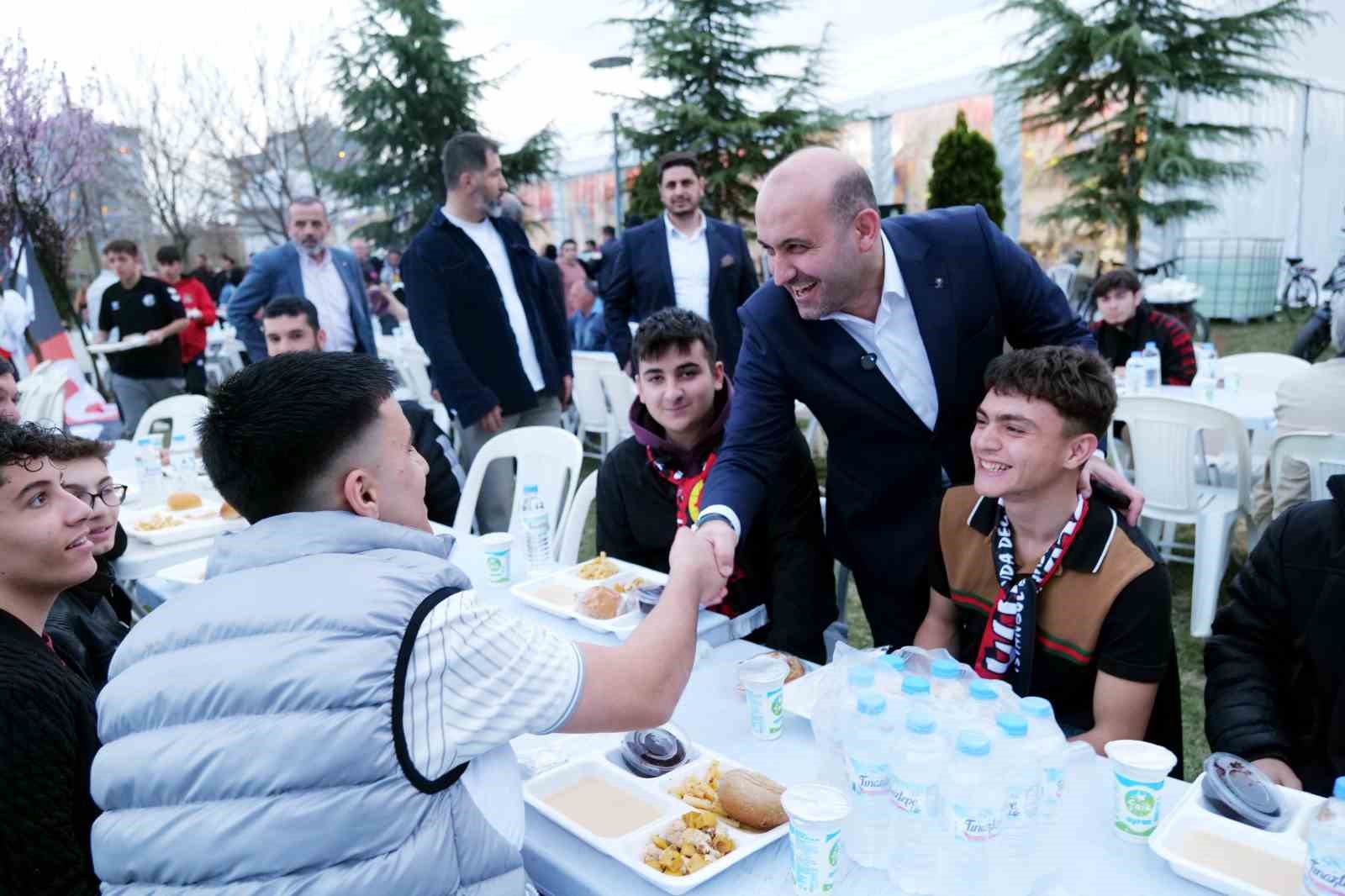eskisehirde-ramazan-boyunca-iftar-sofralari-kuruldu