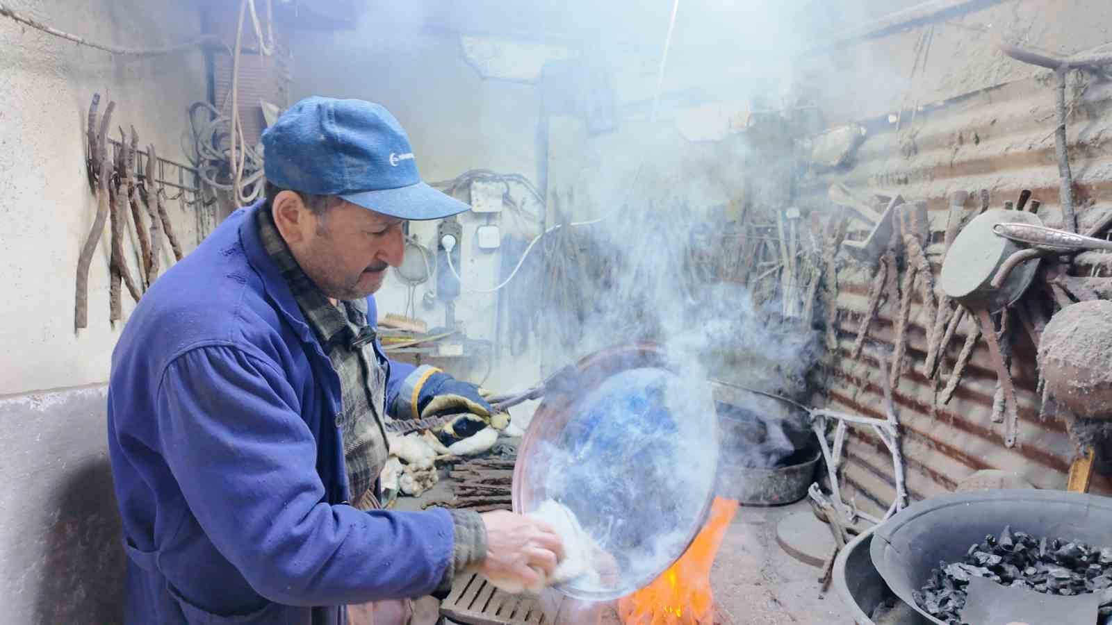 eskisehirin-son-kalaycisi-baba-meslegini-surduruyor