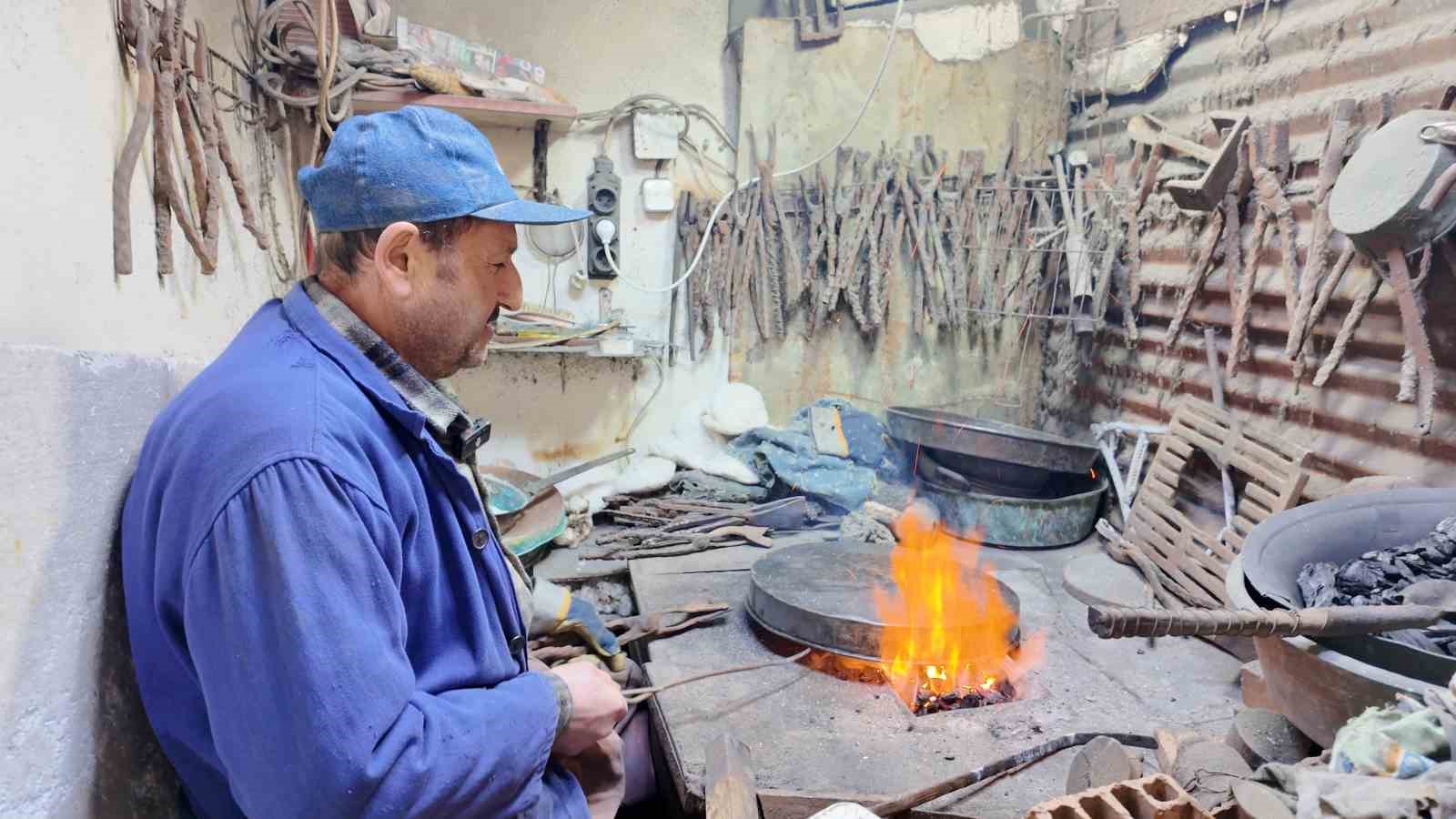 eskisehirin-son-kalaycisi-baba-meslegini-surduruyor