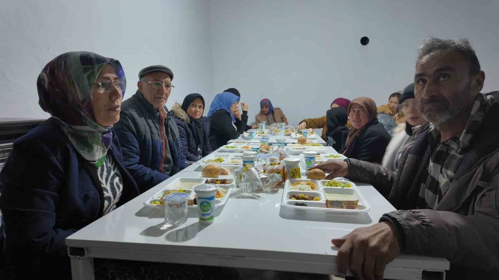 gemicli-yorukler-ve-misafirleri-iftarda-bir-araya-geldi