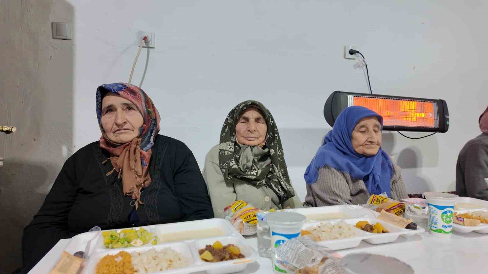 gemicli-yorukler-ve-misafirleri-iftarda-bir-araya-geldi