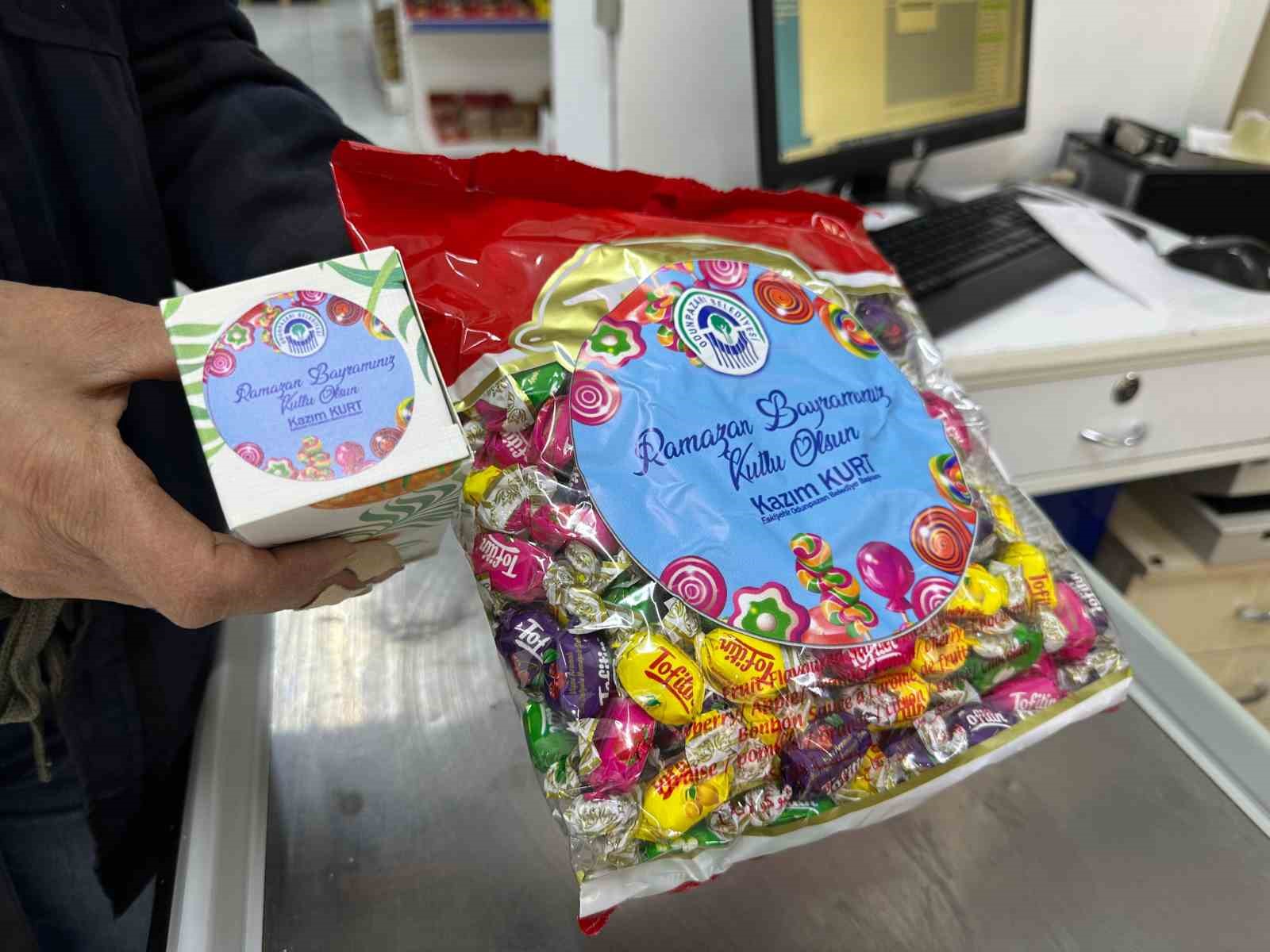 halk-markete-alisverise-gelen-vatandaslara-bayram-sekeri-ve-kolonya-ikrami