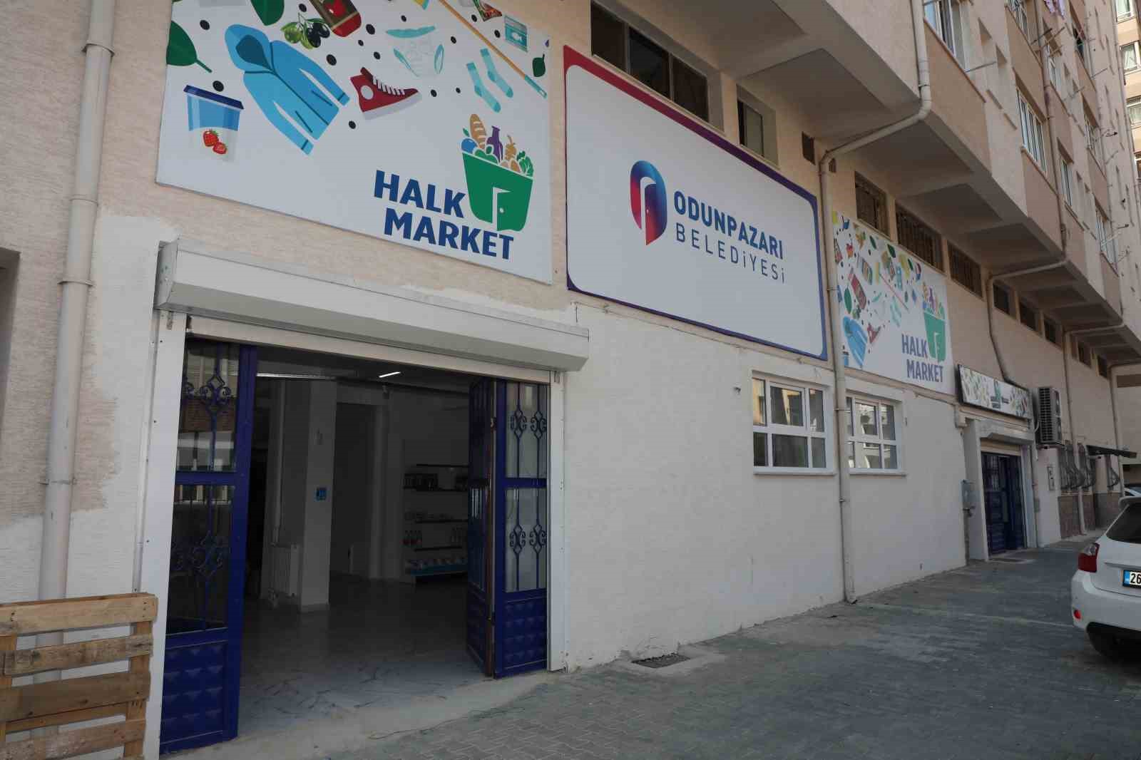 halk-markete-alisverise-gelen-vatandaslara-bayram-sekeri-ve-kolonya-ikrami